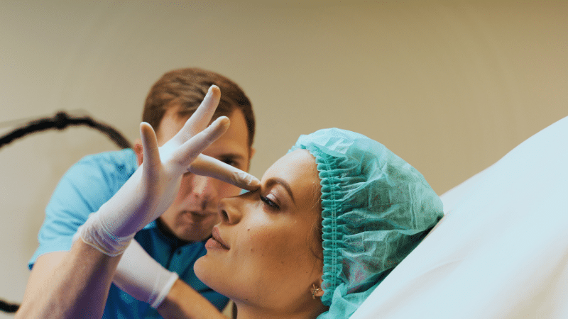 Burun estetiği sonrası iyileşme sürecinde olan bir hasta.