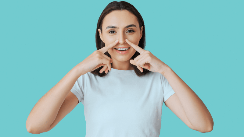 Burun ameliyatı için uygun adayların özelliklerini inceleyen bir estetik cerrah.